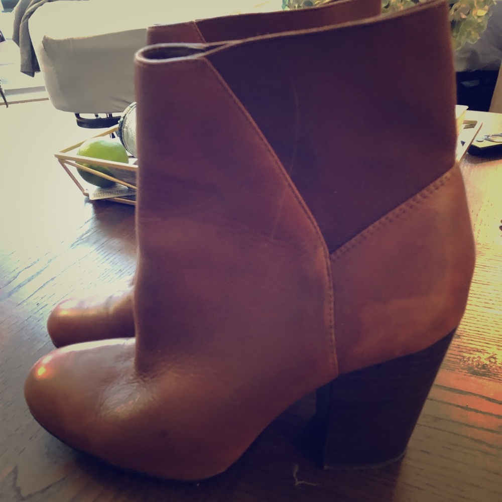 BCBG generation leather boots